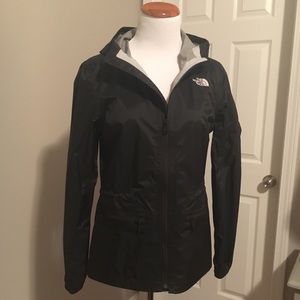 EUC North Face HyVent 2.5L hooded rain jacket. S/P